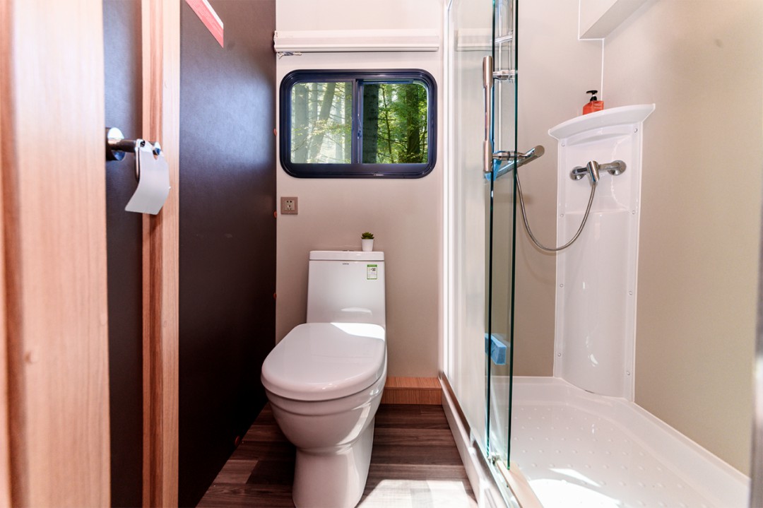 赛里木湖畔的“风景之屋”：百乐博移动民宿开启沉浸式旅行体验