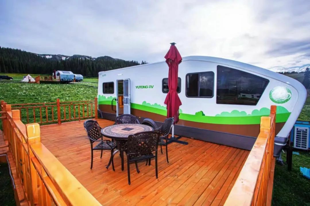 赛里木湖畔的“风景之屋”：百乐博移动民宿开启沉浸式旅行体验